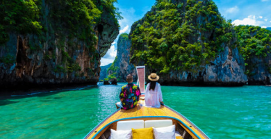 viajero en la playa en Tailandia