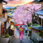mujer japonesa con un kymono paseando en kyoto