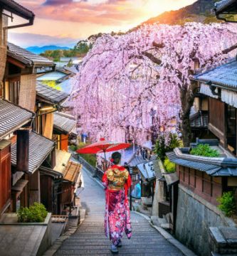 mujer japonesa con un kymono paseando en kyoto