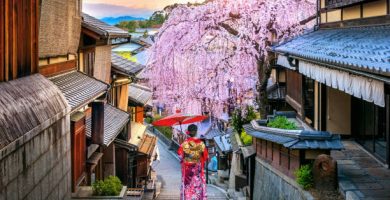 mujer japonesa con un kymono paseando en kyoto