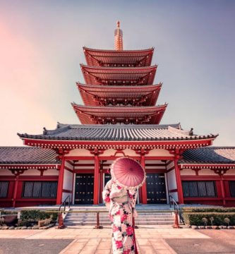 mujer viendo un templo en japon