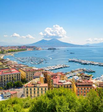 Vista del Vesubio desde el paseo marítimo de Nápoles