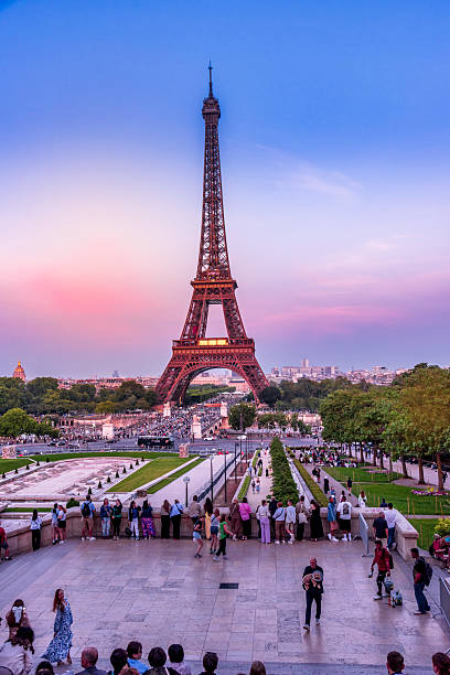 Torre Eiffel iluminada al atardecer