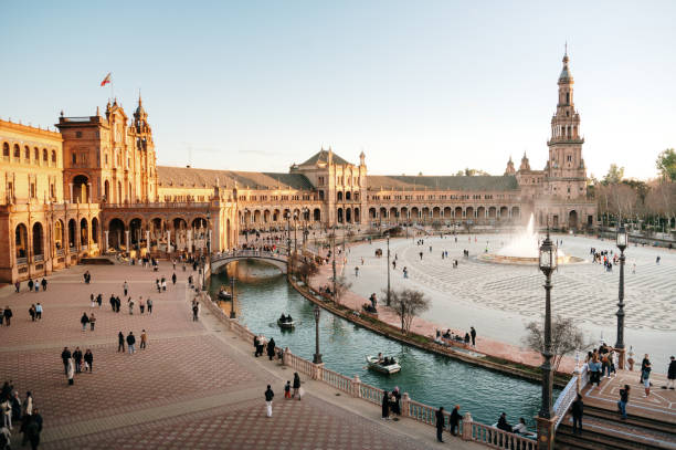Plaza de España de Sevilla con sus azulejos y canal