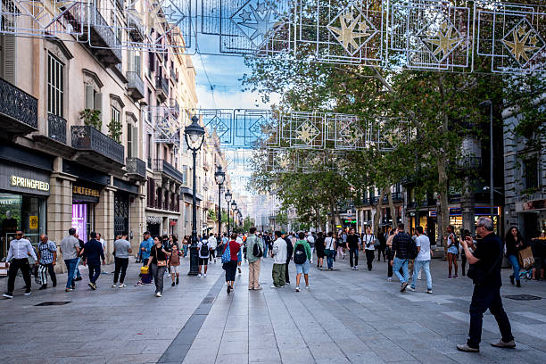 Personas paseando en el paseo de Gracia