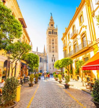 Vista panorámica de Sevilla con la Giralda al fondo