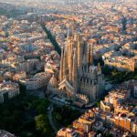 Vistas panorámicas de Barcelona con la Sagrada Familia al fondo