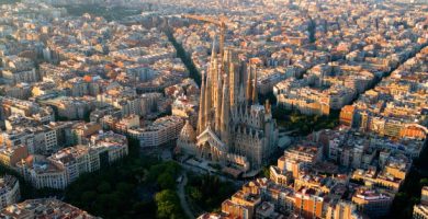 Vistas panorámicas de Barcelona con la Sagrada Familia al fondo
