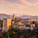 Vista de la Alhambra de Granada con Sierra Nevada al fondo