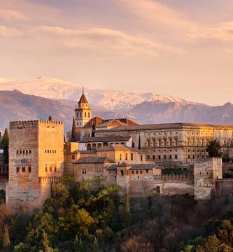 Vista de la Alhambra de Granada con Sierra Nevada al fondo